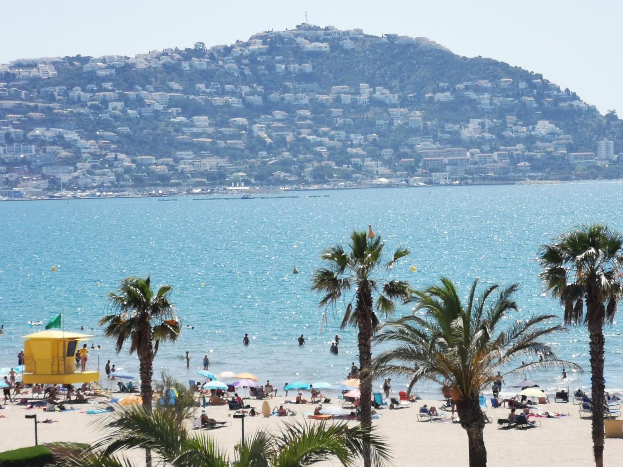 Spacieux Appartement Rose Front Mer Et Piscine Roses Kültér fotó