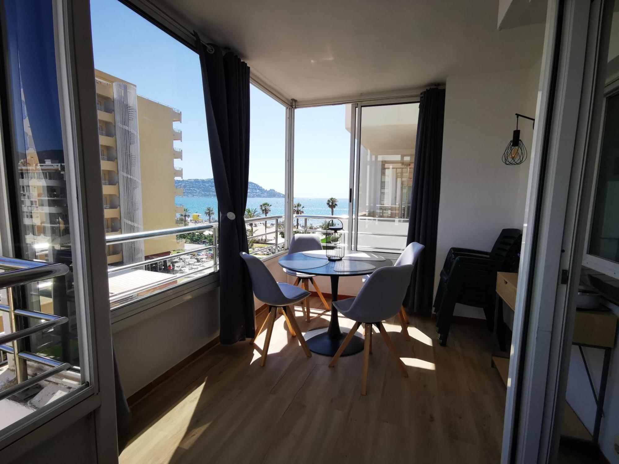 Spacieux Appartement Rose Front Mer Et Piscine Roses Kültér fotó